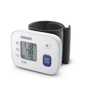El tensiómetro digital automático de muñeca Omron RS2 es un dispositivo diseñado para realizar mediciones precisas y cómodas de la presión arterial en el entorno doméstico. Su uso resulta especialmente práctico gracias a su formato compacto y a la facilidad de colocación del brazalete, adecuado para perímetros de muñeca entre 13,5 y 21 cm. Este modelo cuenta con validación clínica y está equipado con funciones esenciales para un control fiable, como detección de latido arrítmico e indicadores que facilitan la interpretación de los resultados. Incluye un estuche protector rígido y pilas, lo que permite su transporte seguro y su utilización inmediata. Tensiómetro digital automático de muñeca omrom rs2